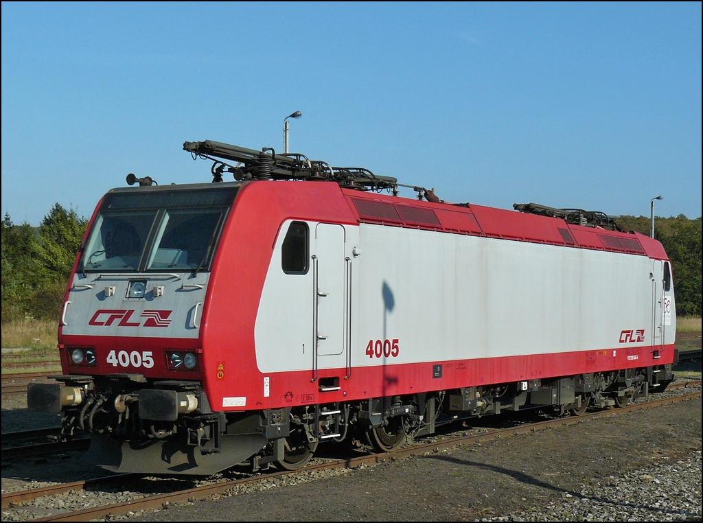 Im Jahre 2009 stand das Festival der Museumsbahn CFV3V (Chemin de Fer � Vapeur des Trois Vall�es) im Mariembourg (B) unter dem Motto: 150 Jahre Eisenbahn in Luxemburg und deshalb war am 27.09.2009 viel luxemburgisches Material dort ausgestellt, so auch die CFL E-Lok 4005. Diese Lok wurde 2004 unter der Fabriknummer KAS33694 gebaut. (Jeanny)

Es gibt 20 Loks der S�rie 4000, sie wurden in den Jahren 2004-2005 von der Firma Bombardier Transportation gebaut und sie sind unter den Nummern 4001 bis 4020 immatrikuliert. 

Die Maschinen wurden nach dem Modell BR 185.1 der DB AG gebaut und zwischen September 2004 und M�rz 2005 in Betrieb genommen. Sie entsprechen in vielen Details den Lokomotiven der Baureihe 185.1, verf�gen aber zus�tzlich �ber ein Personenverkehrspaket �hnlich den Lokomotiven der Baureihe 146 der DB. Die 20 CFL Loks sind vom Typ TRAXX P140 AC1, einer speziellen Variante des Typs TRAXX F140 AC1.

Die Nahverkehrssoftware erm�glicht den Loks schneller anzufahren und schneller zu beschleunigen und deshalb wird die S�rie 4000 auch haups�chlich im Personenverkehr eingesetzt.

In Luxemburg sind diese Loks auf dem ganzen Netz anzutreffen (au�er der Linie 50, die einzige Strecke in Luxemburg, die mit 3000 Volt Gleichstrom ausgestattet ist), auch in Deutschland k�nnen sie ungehindert zirkulieren, in Belgien d�rfen sie nur bis in die Grenzbahnh�fe Gouvy, Athus und Virton fahren. F�r Frankreich haben sie keine Zulassung.

Auch im G�terverkehr finden die Maschinen der S�rie 4000 Verwendung.

Die technischen Daten der S�rie 4000:

Nummerierung: 4001-4020
St�ckzahl: 20
Hersteller: Bombardier
Baujahre: 2004-2005
Achsfolge: Bo'Bo'
Dienstmasse: 84 Tonnen
L�nge �ber Puffer: 18900 mm
H�he ohne Pantograph: 3.845 mm
Maximale Achslast: 21 Tonnen
H�chstgeschwindigkeit: 140 km/h
Stromsysteme: 	25kV 50 Hz Wechselstrom/15kV 16,7 Hz Wechselstrom
Leistung: 5600 kW





