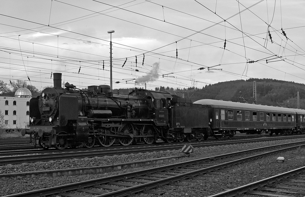 Im letzten Licht, gegen 20:03 Uhr kommt der erste entlich: Die Bochumer (DGEG) 38 2267 (P 8) zieht den ersten Sonderzug der Eifelbahn, auf der R�ckfahrt von Gie�en, �ber die Siegstrecke (KBS 460) in Richtung K�ln. Hier am 28.04.2012 in Betzdorf/Sieg.