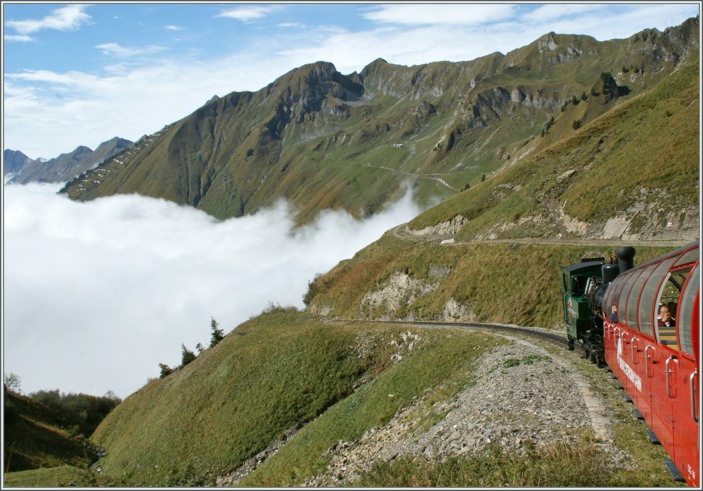 Immer wieder faszinierend: Die Bahn im Gebirge.
BRB auf Talfahrt am 30. Sept. 2012 