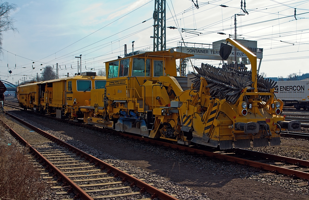 In Kreuztal am 27.03.2013 abgestellt, 
vorne die:
Plasser & Theurer (�sterreich) Schotterverteil- und Planiermaschine SSP 110 SW (Schweres Nebenfahrzeug Nr. 97 16 46 521 18 - 9) der DGU (Deutsche Gleisbau Union).
Der Schotterpflug wurde 2009 unter der Masch.-Nr. 851  bei der Plasser & Theurer gebaut.

und dahinter:

Plasser & Theurer Universalstopfmaschine 08 - 475 Unimat 4S (Schweres Nebenfahrzeug Nr. 97 43 42 541 18 - 8) der DGU (Deutsche Gleisbau Union).
Die  Stopfmaschine wurde 2008 unter der Masch.-Nr. 1313 bei Plasser & Theurer (�sterreich) gebaut.

Aufgrund wie und wo die Maschinen abgestellt waren musste ich sie hier von der Schattenseite aufnehmen.
