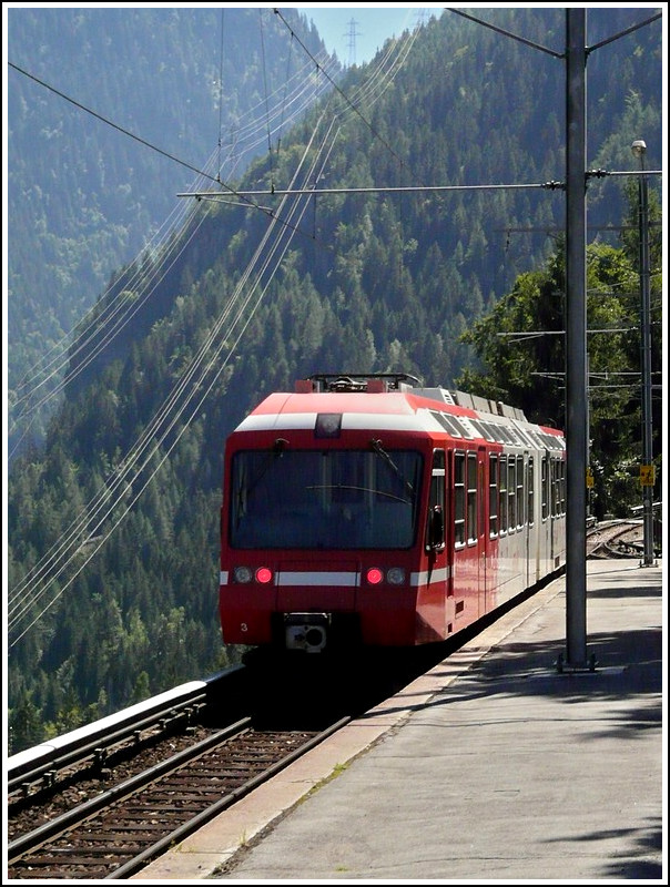 In Le Tr�tien gibt es eine Kreuzugsstelle auf der Strecke des Mont-Blanc Expres. Hier ist auch die Stromschiene gut zu sehen, sowie die abenteuerliche Streckf�hrung, welche manchmal sehr nahe am Abgrund gebaut wurde. Der bergw�rts fahrende Triebzug BDeh 4/8 3 (SNCF Z 803) begegnet unseren talw�rts fahrenden Zug im Gegenlicht. 03.08.2008 (Jeanny)