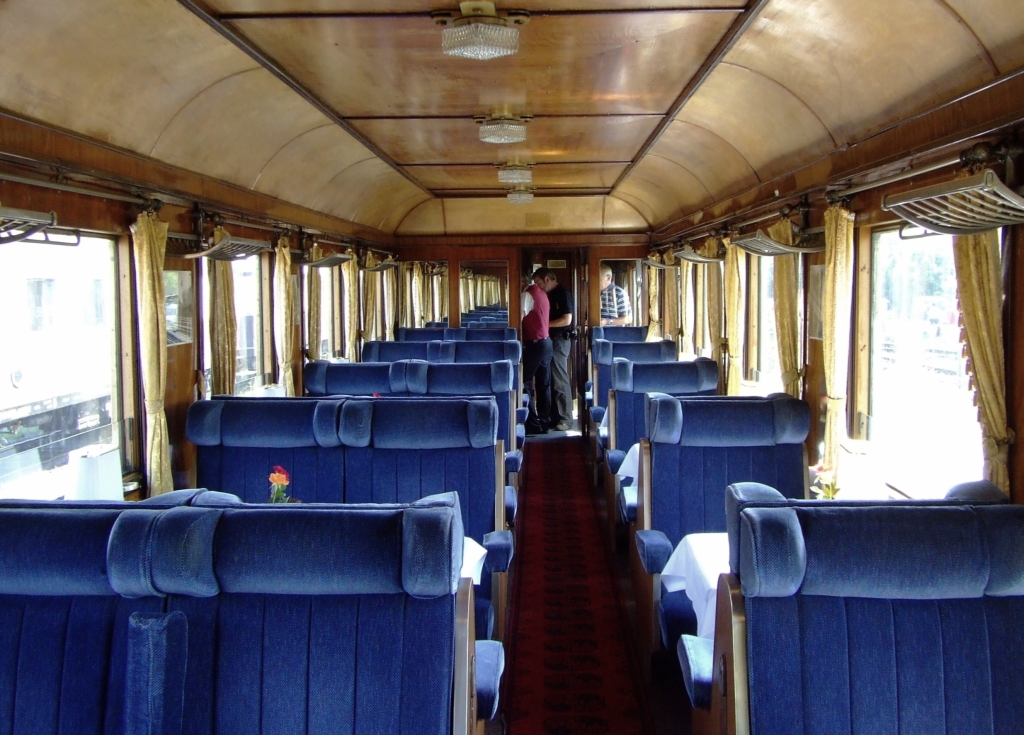 Innenraum des historische Rheingold Sch�rzenspeisewagen WR�ge (56 80 88-43 022-4 ) am 14.08.2010 im Rheinisches Industriebahn-Museum (RIM) in K�ln. Der Wagen wurde 1928 bei Westwaggon gebaut und ist heute nach betriebsf�hig (bis 140 km/h).

