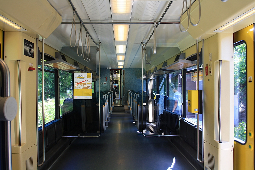 Innenraum eines Stadler GTW 2/6 der Hellertalbahn am 08.05.2011 in Herdorf.