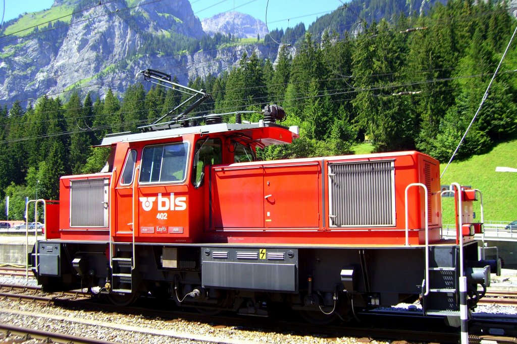 Inspiriert durch das Bild von Stefan hier noch einmal die Eea 3/3 402 im Bahnhof Kandersteg, aufgenommen am 04.08.2007. Liegt es an den Lichtverh�ltnissen oder hat die Lok inzwischen eine andere Farbgebung bekommen?
 Die rote Farbe wurde und wird bei der BLS nur f�r Rangierfahrzeuge verwendet. Von den modernen Fahrzeugen ist u.a. die Eea 402 in rot abgeliefert worden. 