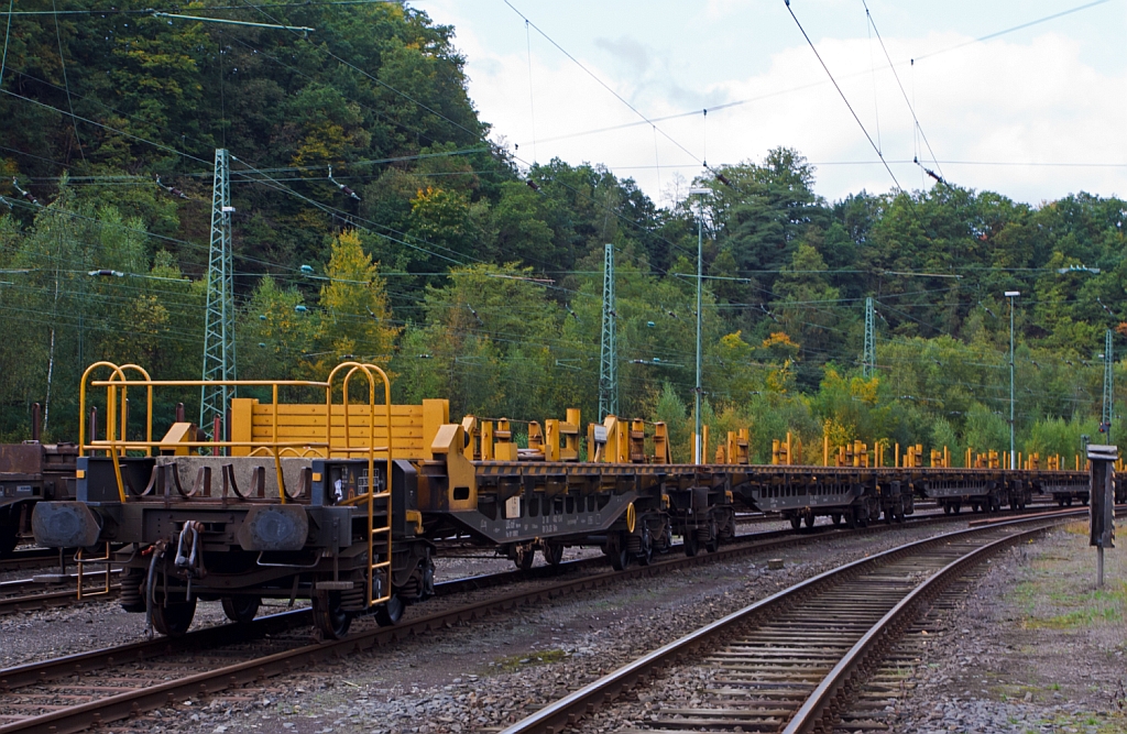 Langschienentransporteinheit TE  312 (zugel. f�r Schienen bis 120m L�nge) der Fa. Log mbH Hannover, bestehend aus Langschienenwagen  1x 280, 2x 281 und 3x 282 (DB Skks) 4662 113 bis 118, abgestellt am  07.10.1012 in Betzdorf/Sieg. 