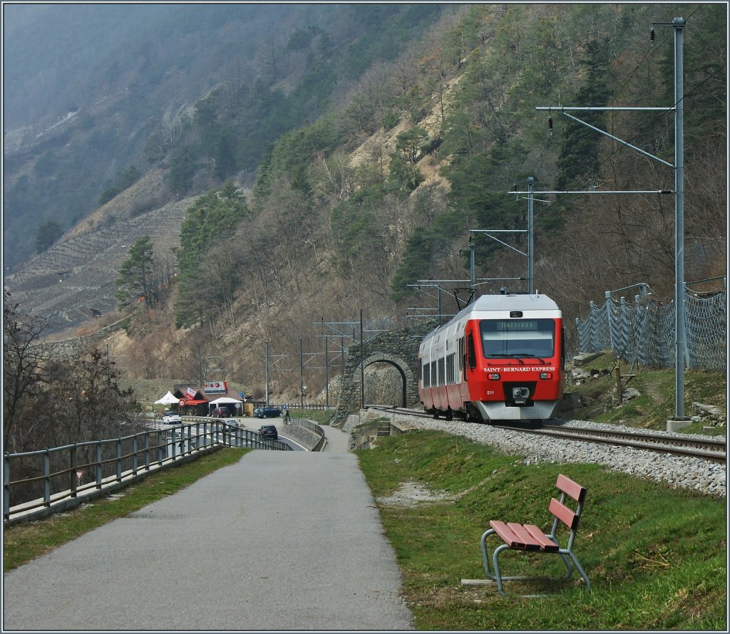 Letztes Jahr gab es eine gr�ssere Nachfrage nach Omab�nken. So mancher Wanderweg wurde entlang der Bahnstrecken damit ausgestattet. Wie man gut erkennen kann ist es auch hier der Fall und so kann man gem�tlich einen Zug der TMR in der N�he von  Sembrancher fotografieren.
(07.04.2013)