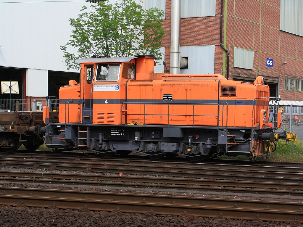 Lok 4 (ERNA) der Deutschen Edelstahlwerke (DEW), zuvor Edelstahlwerke S�dwestfalen zieht beladene Wagen auf den Werksgleisen am 04.06.2011 in Siegen-Geisweid. Die Lok ist eine Mak G 500 C , Baujahr 1975, Fabr.-Nr. 500072 , Bauart C-dh. 