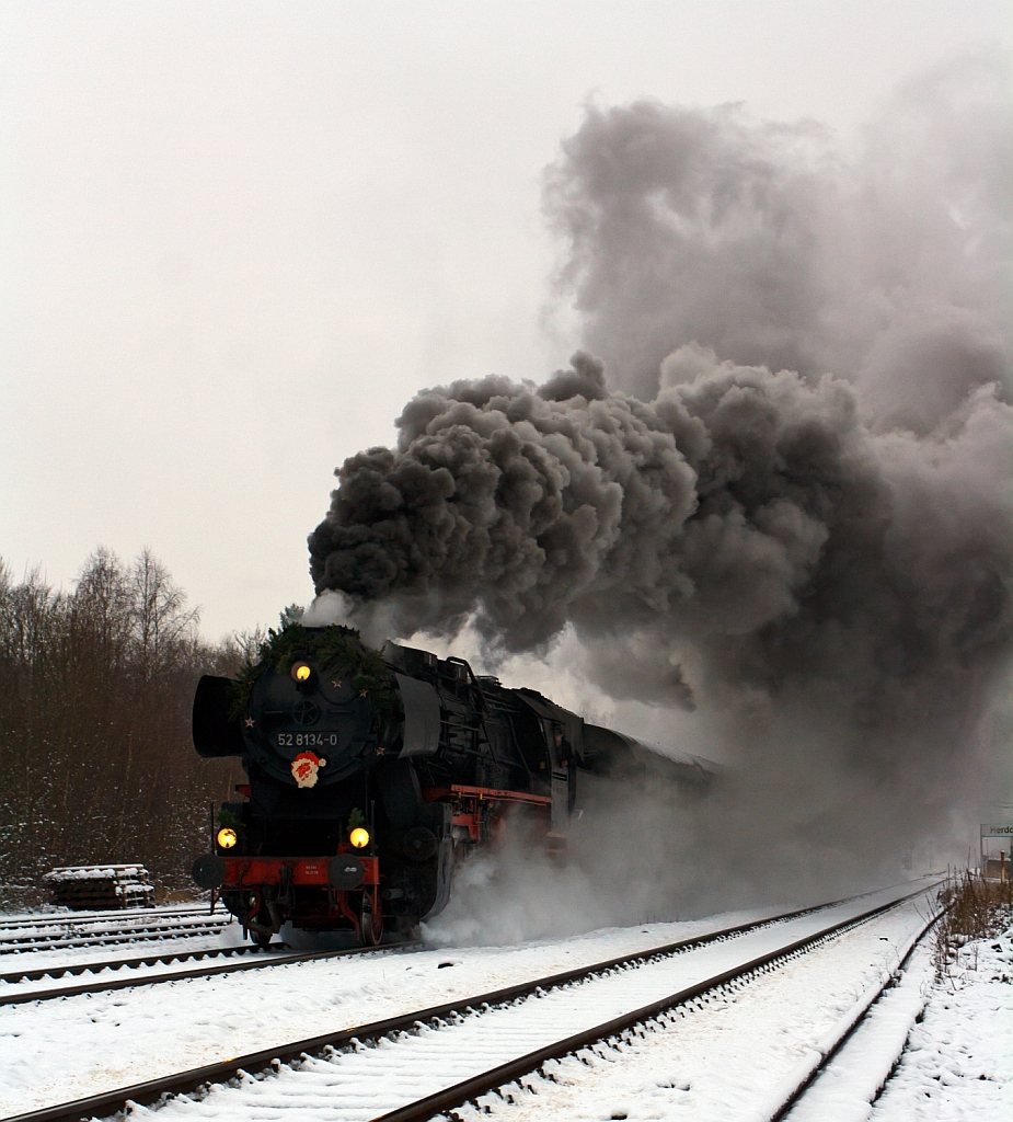 Mit m�chtiger Rauchfahne durchf�hrt die Betzdorfer 52 8134-0 am 02.12.2012 Herdorf, hier beim Bahnhof. Heute veranstalten die Eisenbahnfreunden Betzdorf ihre allj�hrlichen Nikolausfahrten zwischen Betzdorf/Sieg und W�rgendorf.