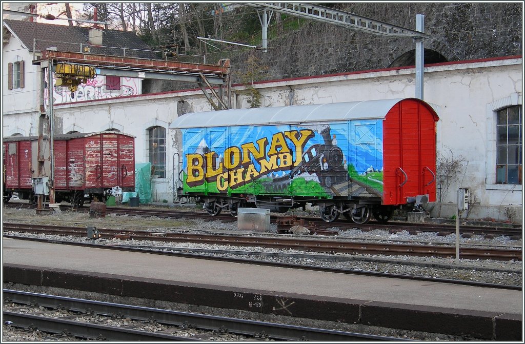 Nach  Grau/Weiss  nun ein sehr buntes Blonay-Chamby Bild: Ein ex GFM G�terwagen wirbt seit kurzem in Vevey f�r die B-C. 
24. M�rz 2012