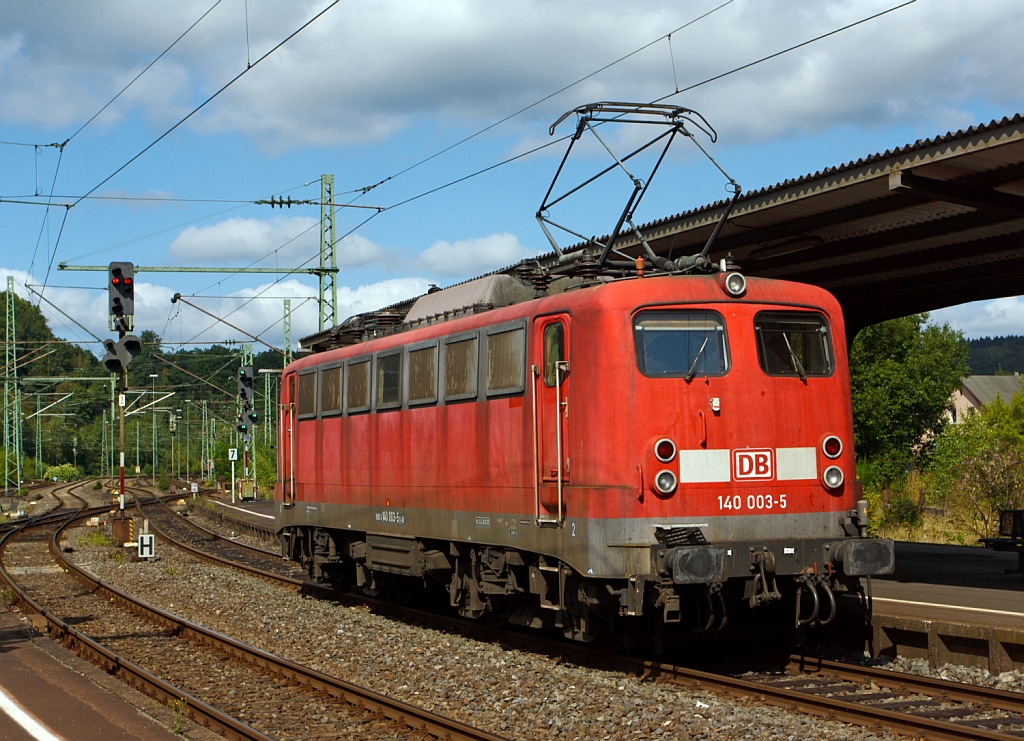 
Nachschuss - Die 140 003-5 (ex E40 003) durchf�hrt am 01.09.2012 solo den Bahnhof Betzdorf/Sieg in Richtung K�ln.  Die Lok wurde 1957 bei Krauss-Maffei gebaut.

Nachtrag (05.04.15): Heute geh�rt diese Lok der EBM-Cargo und hat die NVR-Nummer 91 80 6140 003-5 D-EBM.