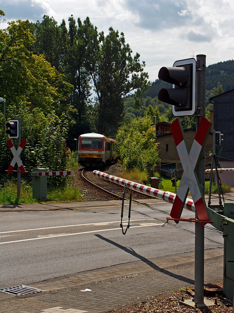 Nachschu�: Diesel-Triebzug 928 677-4 / 628 677-7 Daadetalbahn der Westerwaldbahn (WEBA) hat am 04.08.2012 den Haltepunkt Alsdorf verlassen und den Bahn�bergang �berquert, nun f�hrt er weiter in Richtung Daaden. 