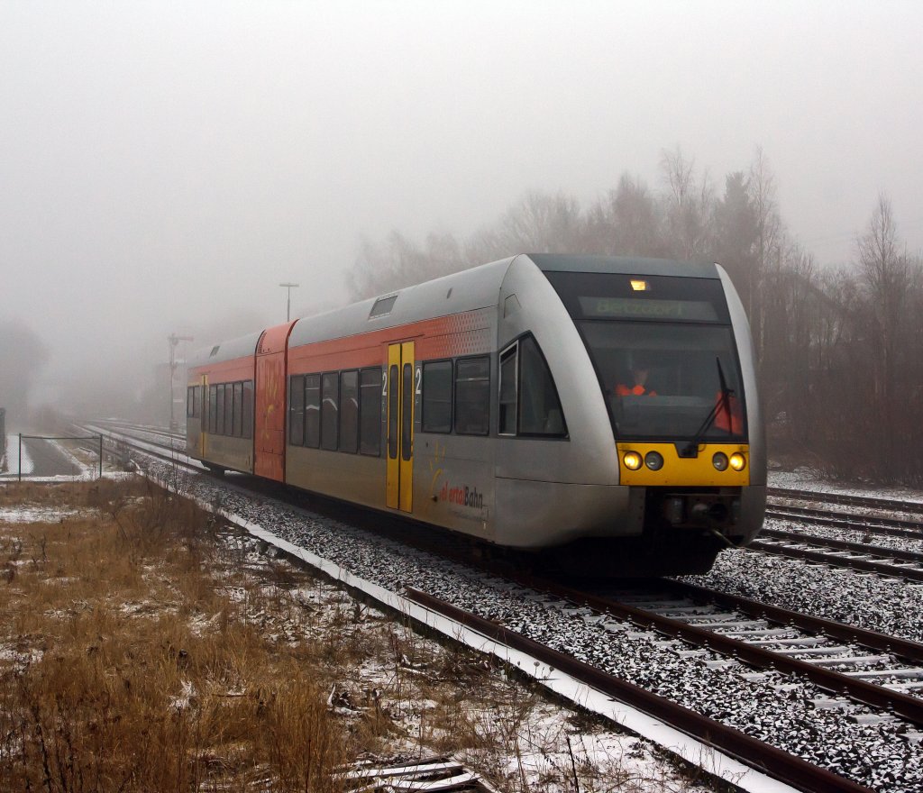 Nebel in Herdorf: Stadler GTW 2/6 der Hellertalbahn kommt von Neunkirchen/Siegerland hier am 13.02.2011 kurz vor der Einfahrt in den Bahnhof Herdorf. Die GTW&acute;s haben eine Achsanordung 2&acute;Bo2&acute; ein MTU 12V 183 Motor mit 550 kW Leistung ist im Mittelteil (Antriebseinheit) unter gebracht, der den Tiebwagen auf eine H�chstgeschwingigkeit von 120 km/h bringen kann.