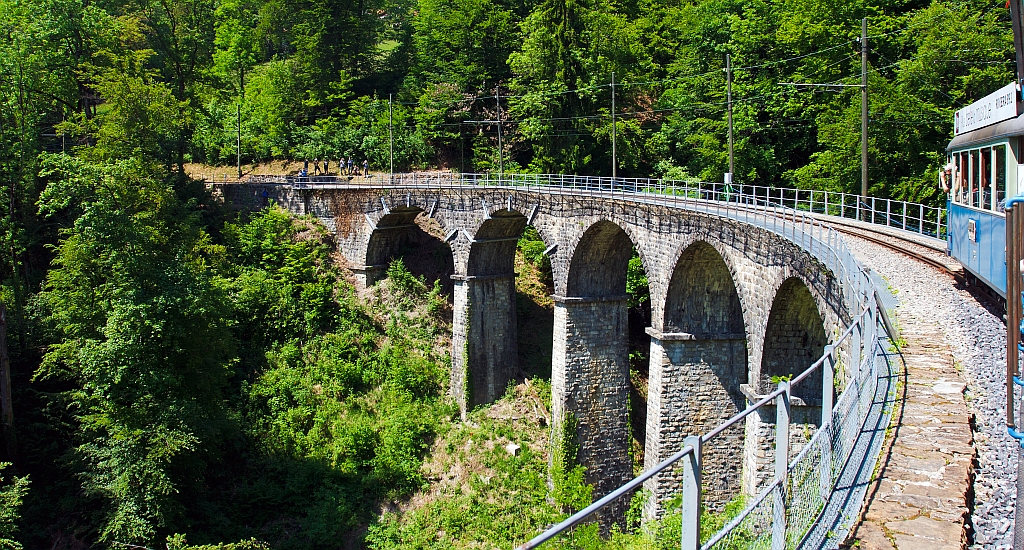 Neue Version - Mit dem Triebwagen Ce 2/3 ex No. 28 der TL (Transports publics de la r�gion lausannoise (deutsch �ffentliche Transporte der Region Lausanne)) geht es am 27.05.2012 von Cornaux nach Chantemerle, hier auf dem Viadukt �ber den Baye de Clarens.