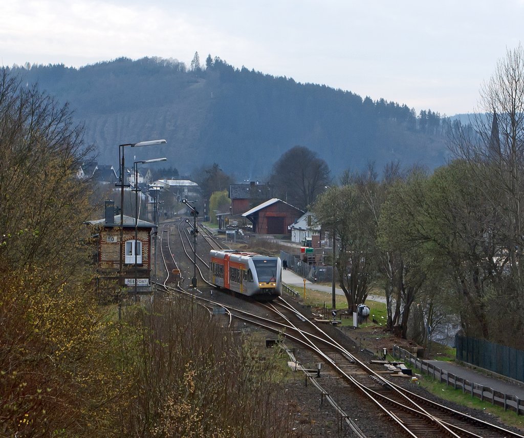 Noch fast grau in grau der Bahnhofsbereich Herdorf an der Hellertalbahn (KBS 462), am 02.April 2012. Vom Bf. kommt  gerade ein Stadler GTW 2/6 der (gleichnamentlichen) Hellertalbahn und f�hrt Richtung Neinkirchen.