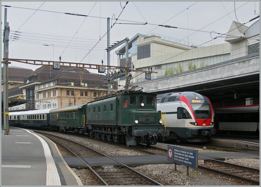 Nochmals die Ae 4/7 10997, diesmal von der  Antriebsseite  her aufgenommen.
Lausanne, den 1. Mai 2013