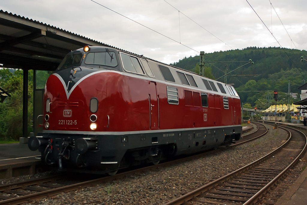 
Nun haben wir 1.000 Bilder auf hellertal.startbilder.de daf�r gibt es heute eine V 200.1, sowie ein Danke an Euch alle.

Am 16.06.2012 gegen 20:20 Uhr kam mir �berraschend im Bahnhof Betzdorf (Sieg), die 221 122-5, ex DB V200 122, der EfW-Verkehrsgesellschaft mbH, Frechen vor die Linse.

Die V 200.1 wurde 1964 unter der Fabrik-Nr. 19242 (wie alle V200.1) bei Krauss-Maffei gebaut.
Die Baureihe V 200.1 ist eine Weiterentwicklung der Baureihe V 200.0, zu der Krauss-Maffei 1960 den Auftrag erhalten hat. Von der Baureihe V 200.0 unterscheidet sich die V 200.1 im Wesentlichen durch die st�rkeren Antriebsmotoren von 2 � 1350 PS gegen�ber 2 � 1100 PS bei der V 200.0. Diese wurden notwendig, da durch das gestiegene Verkehrsaufkommen die Z�ge l�nger und schwerer geworden waren. Dadurch kamen die Lokomotiven der Baureihe V 200.0 an ihre Leistungsgrenzen, was nicht selten zu Versp�tungen f�hrte. Das h�here Gewicht der neuen Motoren wurde zum Teil durch den Einsatz von Leichtbaustoffen und die Verwendung eines leichteren Kessels f�r die Dampfheizung wieder ausgeglichen.