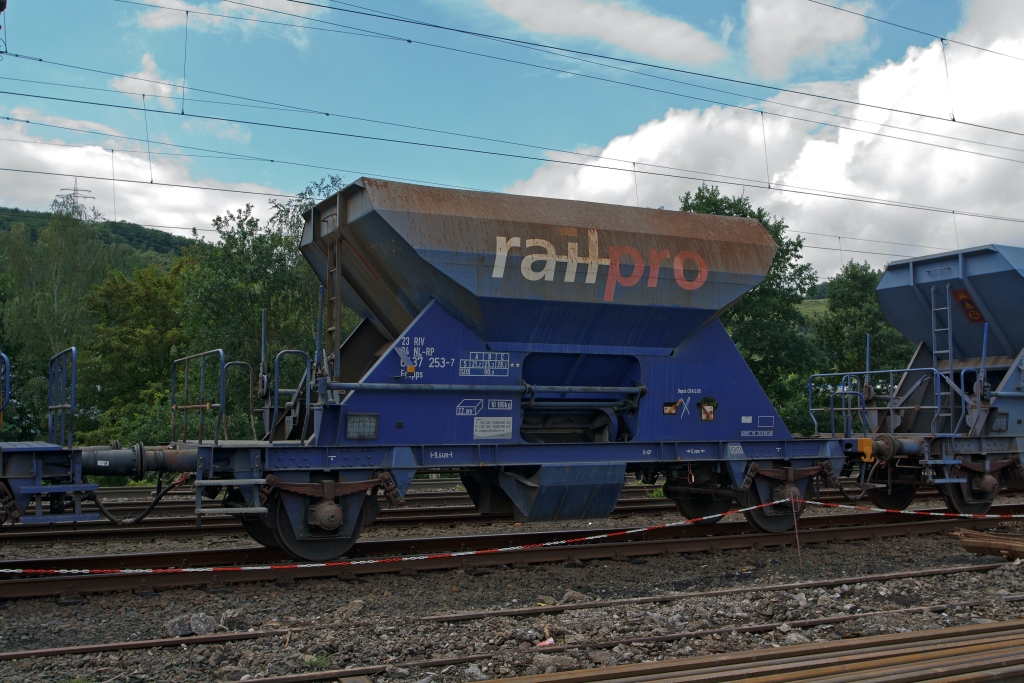 Offener Sch�ttgutwagen mit dosierbarer Schwerkraftentladung Fccpps der railpro (NL) am 05.08.2011 in Siegen (Kaan-Marienborn).