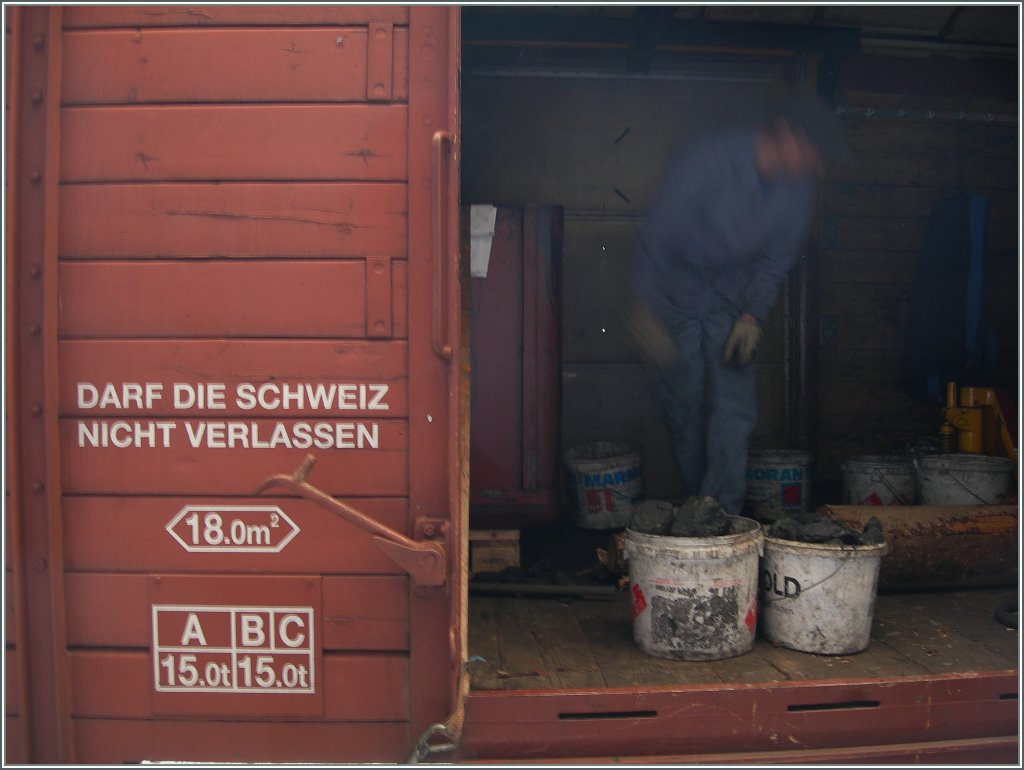 Ohne Fleiss kein Preis - das gilt besonders bei Dampfloks: 
Ein Blick in den  Kohlewagen  welcher der Eb 3/5 folgte...
Lausanne, den 18. Mai 2013