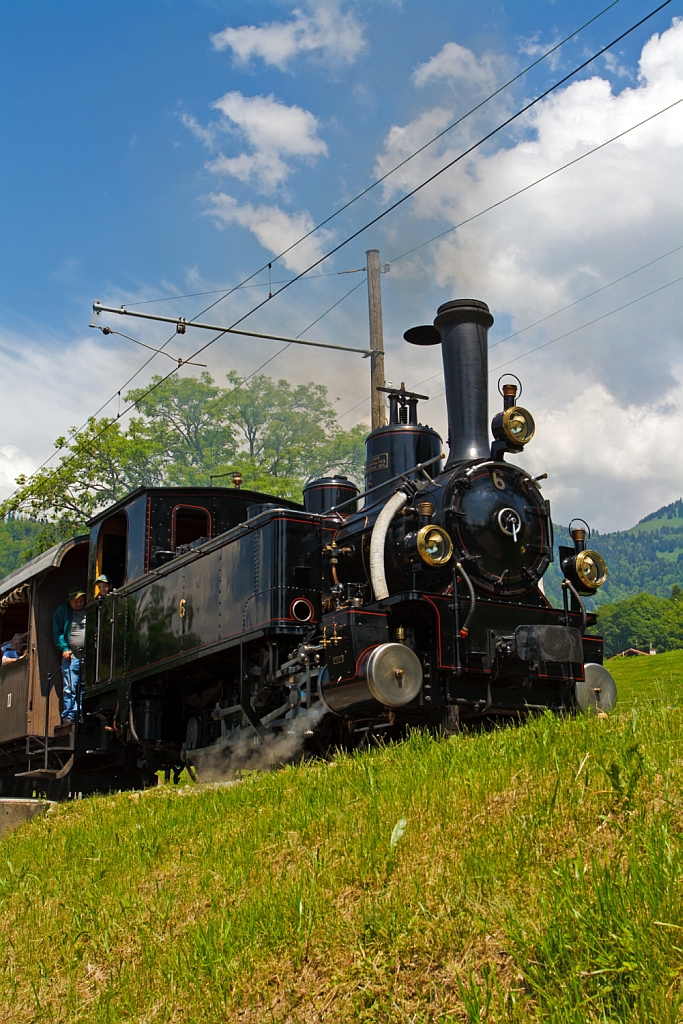Pfingstdampf Festival bei der Museumsbahn Blonay-Chamby: Die G 3/3 Dampftenderlokomotiven BAM Nr. 6  mit Personenzug f�hrt am 27.05.2012 von Blonay nach Chamby, hier kurz hinter dem Haltepunkt  Cornaux.. Die Lok 1901 von der Schweizerische Lokomotiv- und Maschinenfabrik (SLM) in Winterthur unter der Fabriknummer 1341, f�r die JS (Jura–Simplon-Bahn) gebaut,  hier hatte sie die Lok Nr. 909. Ab 1902 geh�rte die Bahn zur SBB und die Lok erhielt die Nr. 109, 1921 wurde sie dann an die BAM (Bi�re–Apples–Morges-Bahn) verkauft. 