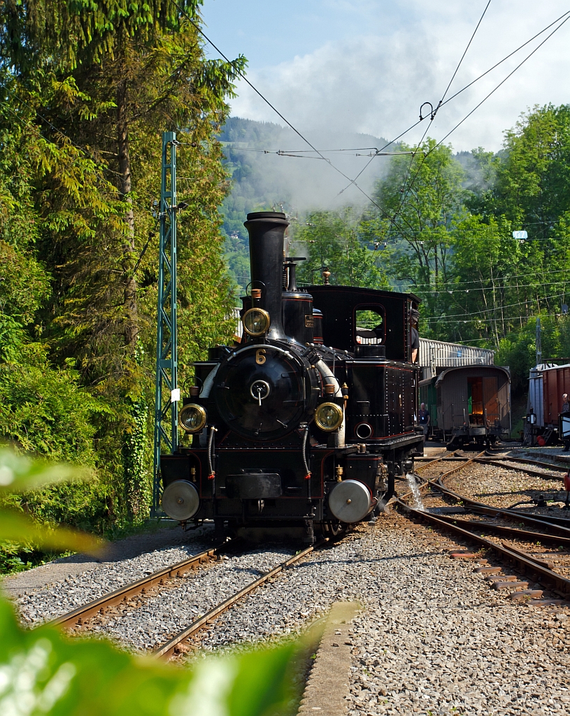 Pfingstdampf Festival bei der Museumsbahn Blonay-Chamby: Die G 3/3 Dampftenderlokomotiven BAM Nr. 6 f�hrt am 27. Mai 2012 vom Museum Chaulin zur Bekohlung und Wasserfassen. 
Die Lok 1901 von der Schweizerische Lokomotiv- und Maschinenfabrik (SLM) in Winterthur unter der Fabriknummer 1341, f�r die JS (Jura–Simplon-Bahn) gebaut,  hier hatte sie die Lok Nr. 909. Ab 1902 geh�rte die Bahn zur SBB und die Lok erhielt die Nr. 109, 1921 wurde sie dann an die BAM (Bi�re–Apples–Morges-Bahn) verkauft. 