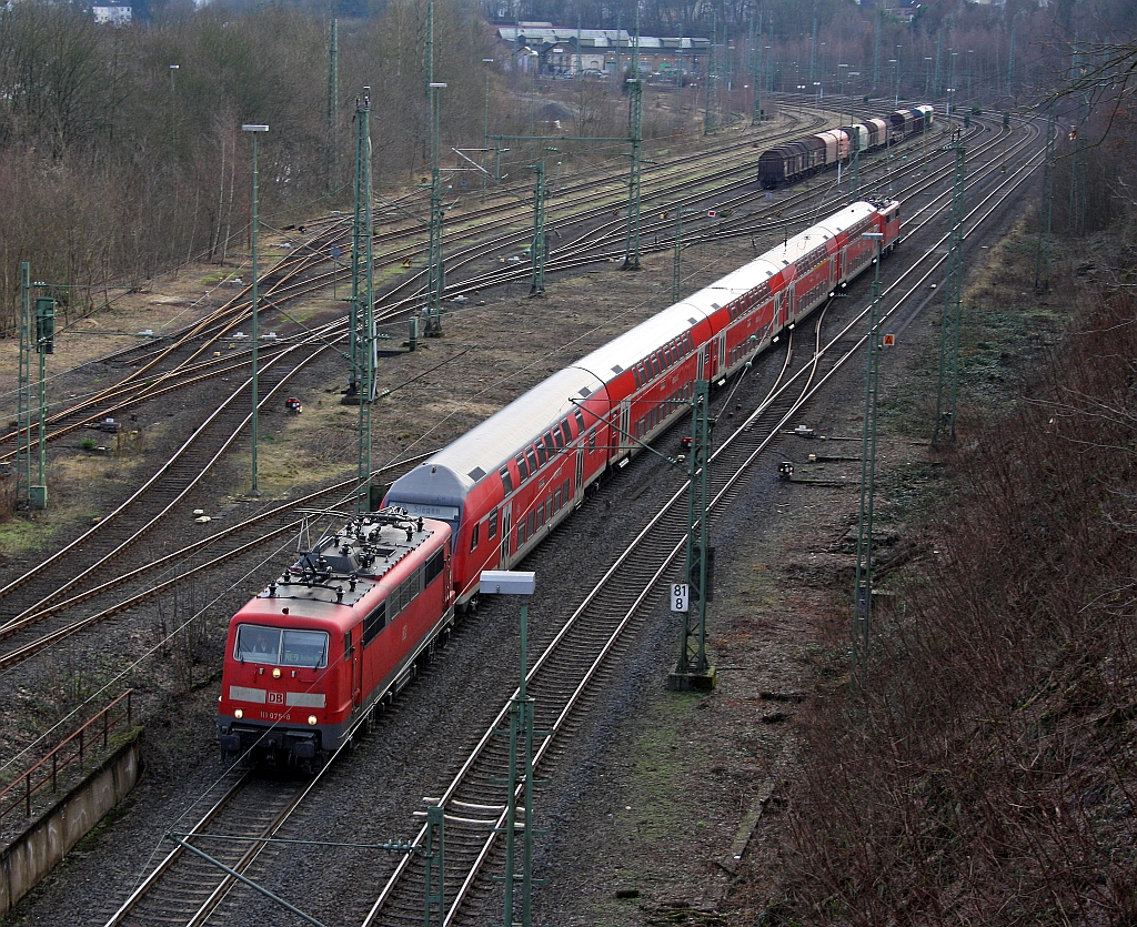 RE 9 (Rhein-Sieg-Express) Siegen - K�ln - Aachen am 16.01.2010 kurz hinter den Bahnhof Betzdorf. Auffallend ist die Sandwich-Bespannung mit Zuglok 111 075-8 und Schublok 111 010, der Grund die Probleme mit dem Bombardier Talent 2. Ab 12. Dez. 2010 sollte der Talent 2 die Strecke bedienen. Um die Fahrzeitreduzierung um ca. 3 min. zu Gew�hrleisten setzte die DB Regio nun auf Doppeltraktion, brachte aber nicht den gew�schten Erfolg.