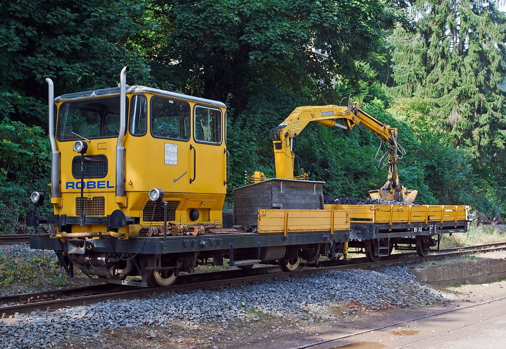 Robel 1000 mm Rottenkraftwagen SKL 53  Hansemann  (Schwer-Kleinwagen-Nr.  53.0592) der Brohltalbahn (ex. DB 53.0592) mit angeh�ngten Kleinwagenanh�nger BEG 142 abgestellt am 02.09.2012 im Bf Bohl BE.
Der Klv 53 (Kleinwagen mit Verbrennungsmotor) wie sie auch genannt werden, hier die Bauart 531, wurde 1977 von Robel unter der Fabriknummer 54.13-6-AA257 gebaut. Der Klv 53 ist der meistgebaute Rottenkraftwagen in Deutschland. 
Techn. Daten: Eigengewicht 8,1 t ; Nutzlast 2 t ; Anh�ngelast 42 t ; H�chstgeschwindigkeit 40 km/h (bei Normalspur Fahrzeugen 70 km/h); 6 Personen sin zur Mitfahrt zugelassen; zudem ist er f�r die Steilstrecke Oberzissen-Engelen zugelassen (Steigung von 1 : 20 = 50 Promille). 
Der Kleinwagenanh�nger BEG 142 (ex OEG 1026, ex DEV 142) wurde 1903 gebaut, das Eigengewicht betr�gt 4,5 t und max. Ladegewicht 10,0 t.
