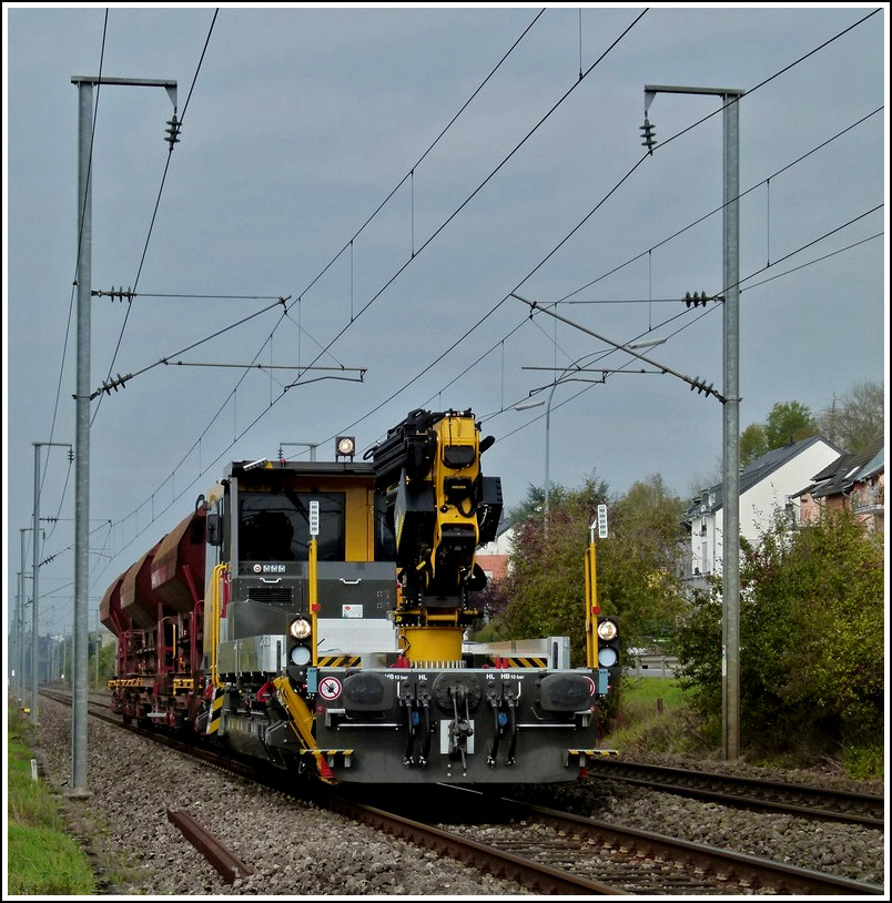 ROBEL IIF 701 war am 24.10.2011 mit 3 G�terwagen zwischen Mersch und Lintgen unterwegs. Das IFF 701 ist mit PR220C ausger�stet, einem spezifischen Oberbaukran der Firma Palfinger mit 22 Meter-Tonnen. (Jeanny)