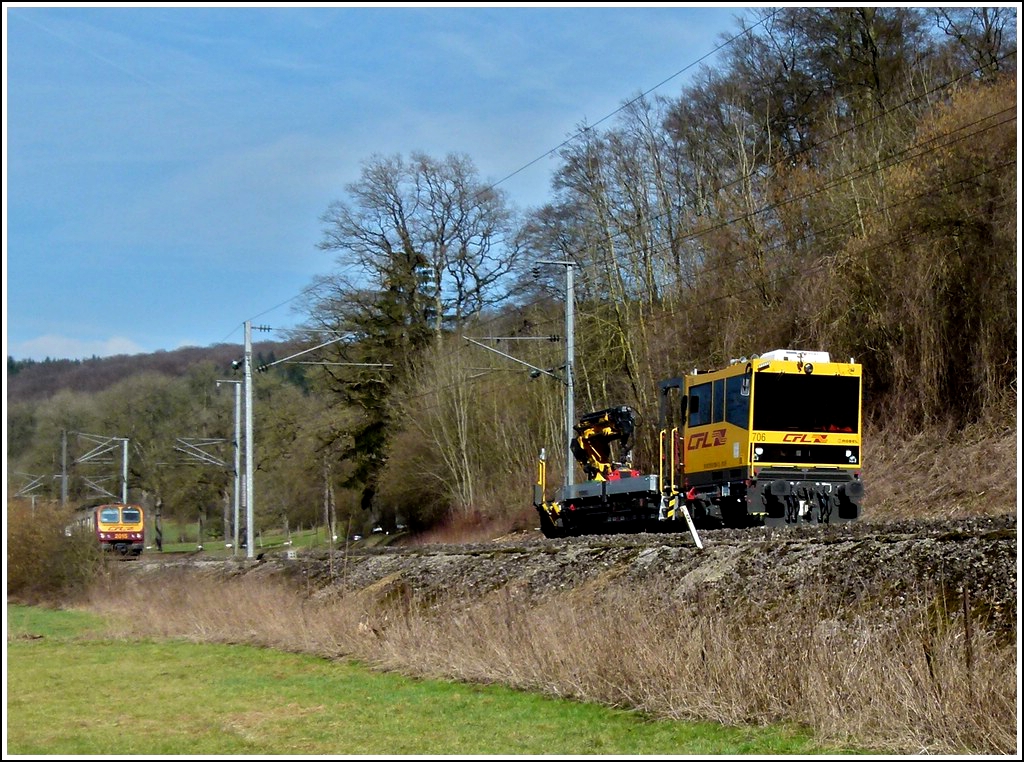 ROBEL IIF 706 trifft am 09.03.2012 den Triebzug Z 2015 zwischen Cruchten und Colmar-Berg. Bei allen ROBEL IIF kann der �bestieg und der Aufstieg beidseitg erfolgen. Von hier hat man Zugang zur Kabine und zur Ladefl�che. An der hinteren Pufferbrust befindet sich ein Gel�nder, ein klappbarar �berstieg, sowie beidseitig ein Hilfsaufstieg. An der vorderen Pufferbrust befindet sich ein Rangiertritt. (Hans)