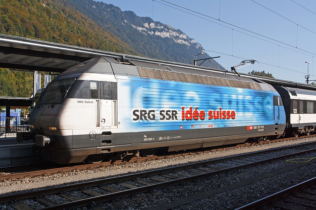 SBB Re 460 020-1  Id�e Suisse  steht mit IC  (Richtung Basel) am 02.10.2011 in Interlaken Ost bereit.