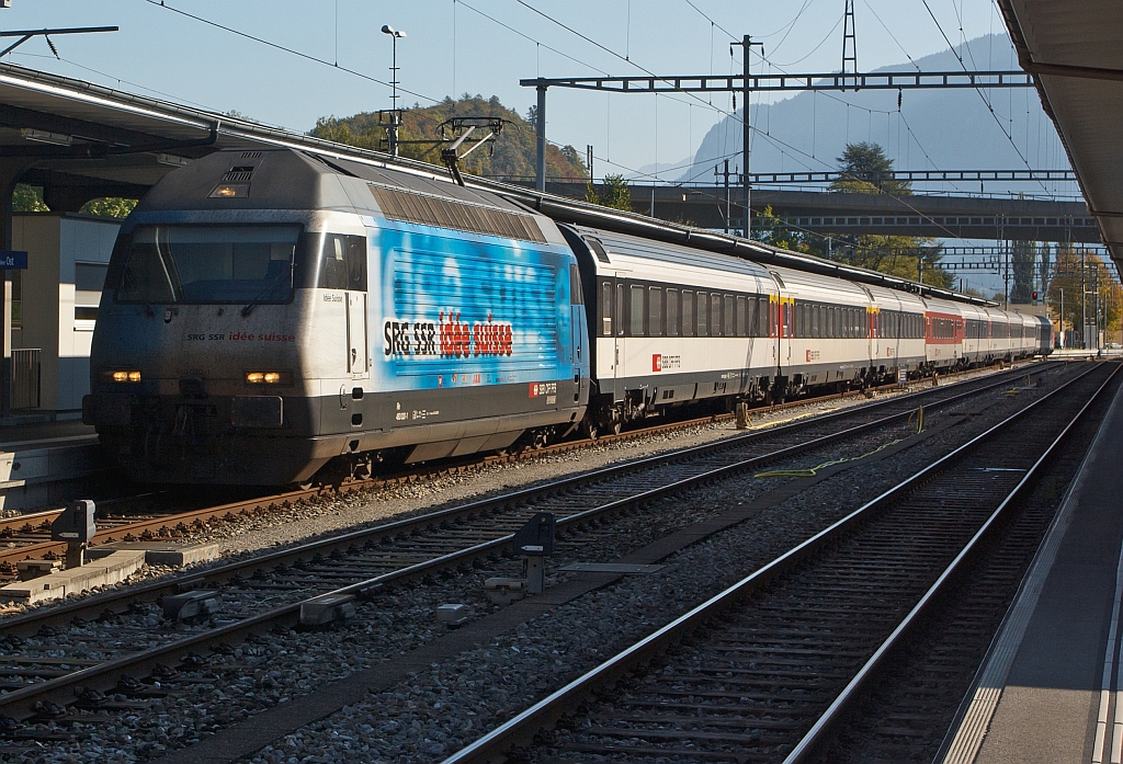 SBB Re 460 020-1  Id�e Suisse  steht mit IC  (Richtung Basel) am 02.10.2011 in Interlaken Ost bereit.