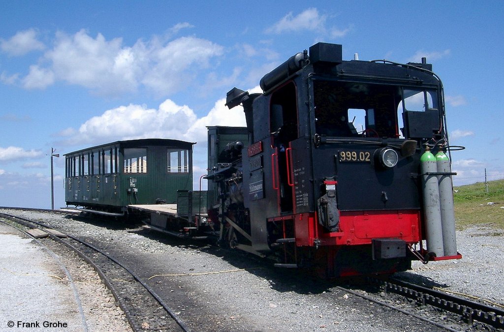 Schneebergbahn: die um 1900 von Krauss / Linz gebaute Lok 999.02   Klosterwappen   mit Nostalgie-Dampfzug steht zur Talfahrt bereit, Zahnradbahn Puchberg - Hochschneeberg, fotografiert in der Bergstation auf dem Schneeberg am 11.07.2003 --> Die Station Hochschneeberg ist mit einer H�he von 1.800 m Seeh�he der h�chstgelegene Bahnhof �sterreichs. 