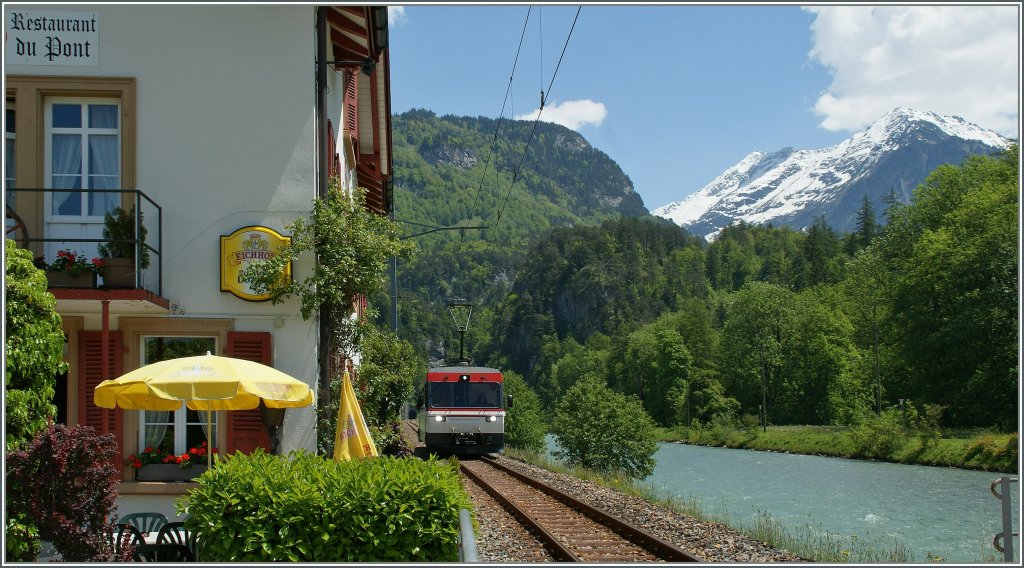 Sehr empfehlenswert: das Restaurant  Du Pont  bei der Haltestelle  Aareschlucht West . Neben einem schmackhaften Essen gibt es auch die MIB aus n�chster N�he zu sehen.
7. Juni 2013