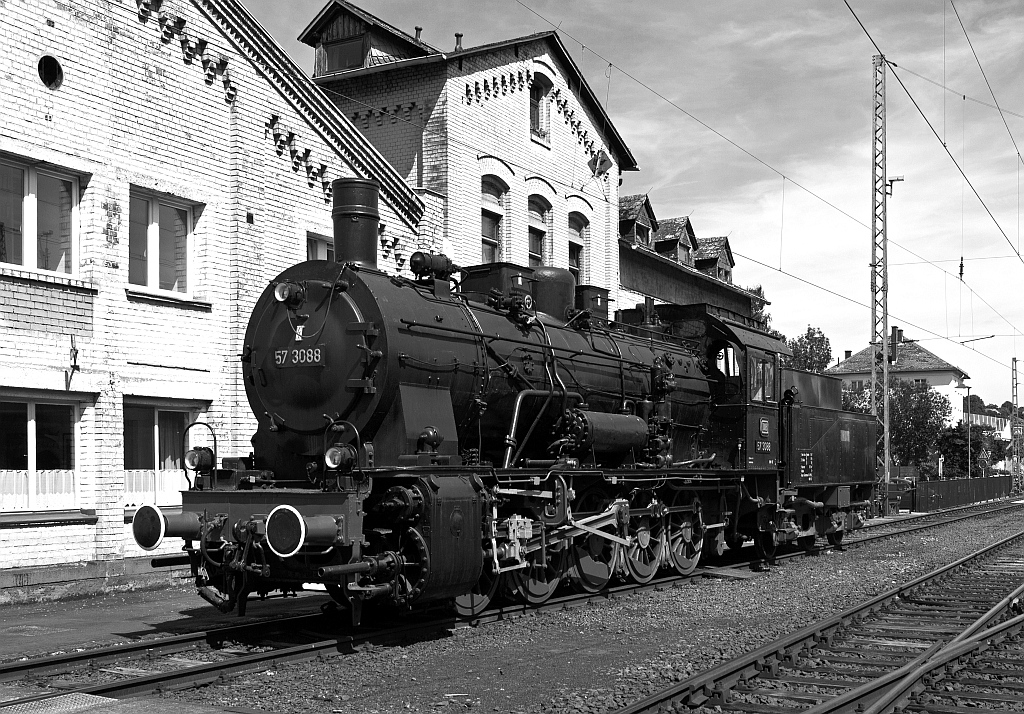 Siegen wie anno 1963 - Die Schlepptender-G�terzuglokomotive 57 3088 (preu�. G10), Baujahr 1922 bei Rheinmetall, am 18.08.2012 im S�dwestf�lische Eisenbahnmuseum in Siegen, hier steht sie vor dem Geb�ude der ehemaligen Lokleitung des Bw Siegen. Kurz vor der z-Stellung am 10.06.1968 wurde sie zum 01.01.1968 noch in 057 088 umgezeichnet. Am 24.06.1970 schied sie aus dem Bestand der DB aus. Von 1974 bis 2002 war sie als Denkmal auf dem Gel�nde des Bahnbetriebswerks Haltingen aufgestellt. Ein paar Daten zur G10 noch: Die Bauart ist E h2,  Gattung G 55.15, sie hat eine Leitung von 1.100 PS die sie auf eine H�chstgeschwindigkeit von 60 km/h bringen.