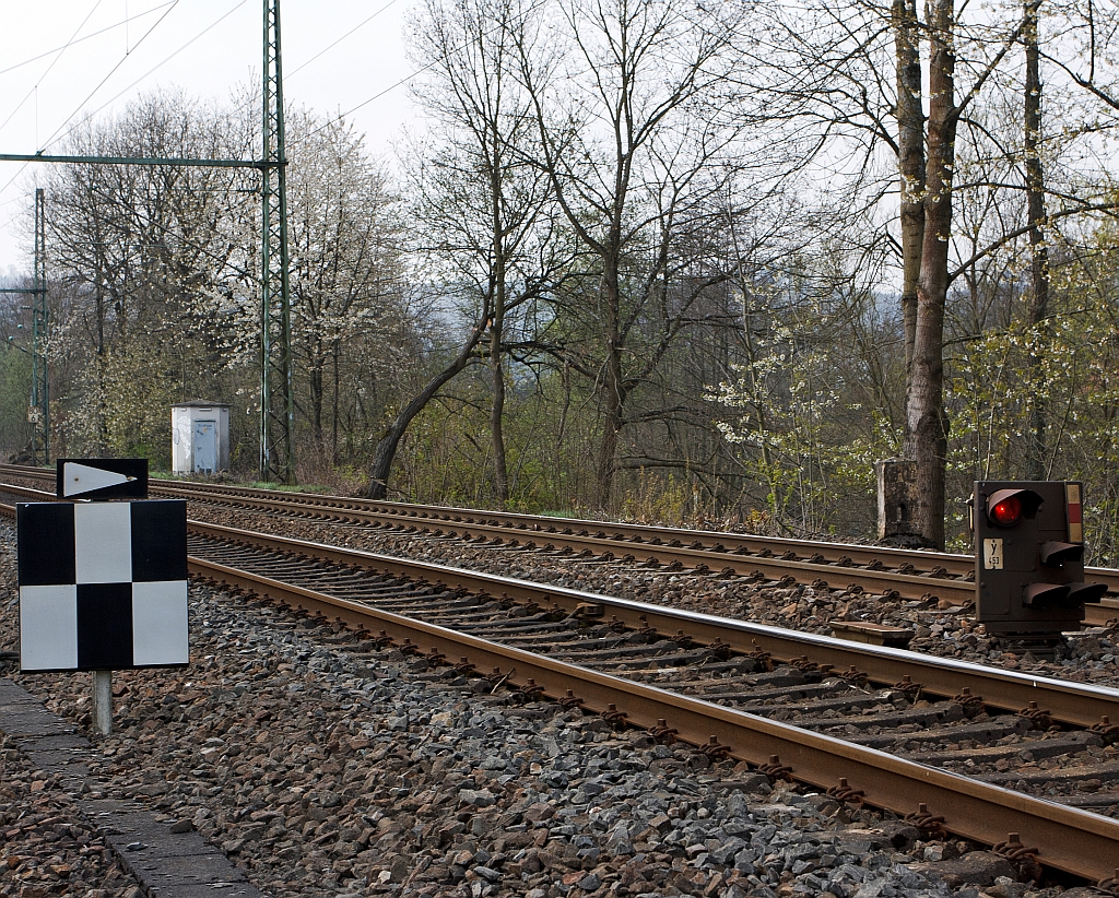 Signal Ne 4 - Schachbretttafel (am 15.04.2012 in Betzdorf).
Bedeutung: Das Hauptsignal steht - abweichend von der Regel - an einem anderen Standort.
Die Bedeutung im diesem Fall ist jedoch:
Ein unmittelbar links vom zugeh�rigen Gleis stehendes Signal Ne 4 weist im Geltungsbereich der DS 301 auch auf ein Sperrsignal hin, das f�r Fahrten entgegen der gew�hnlichen Fahrtrichtung unmittelbar rechts am befahrenen Gleis steht.
