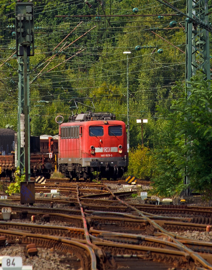 So nun sollte es passen - 140 003-5 (ex E40 003) am 25.08.2012 in Betzdorf/Sieg, hier wird heute Lokpersonal geschult. Die Lok wurde 1957 bei Krauss-Maffei gebaut.
Danke auch an Stefan und Jeanny, mir gef�llt es nun auch so viel besser.


