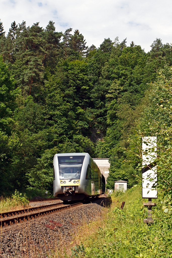 Stadler GTW 2/6 der Hellertalbahn hat am 03.07.2012 gerade den Alsdorfertunnel verlassen. Er f�hrt die Strecke Betzdorf-Herdorf-Haiger-Dillenburg, auf der KBS 462 (Hellertalbahn).