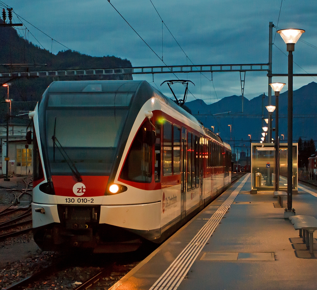 Triebzug ABe 130 010-2 (ein  Stadler SPATZ = Schmalspur PAnorama TriebZug) der Zentralbahn als Regionalbahn im Bahnhof Meiringen am 29.09.2012. 
Dieser Schmalspur Panorama Triebzug (Typ ABe 4/8), Baujahr 2005,  die Achsformel ist 2'Bo'Bo'2, er hat eine Spurweite von 1.000 mm und H�chstgeschwindigkeit von 100 km/h.
