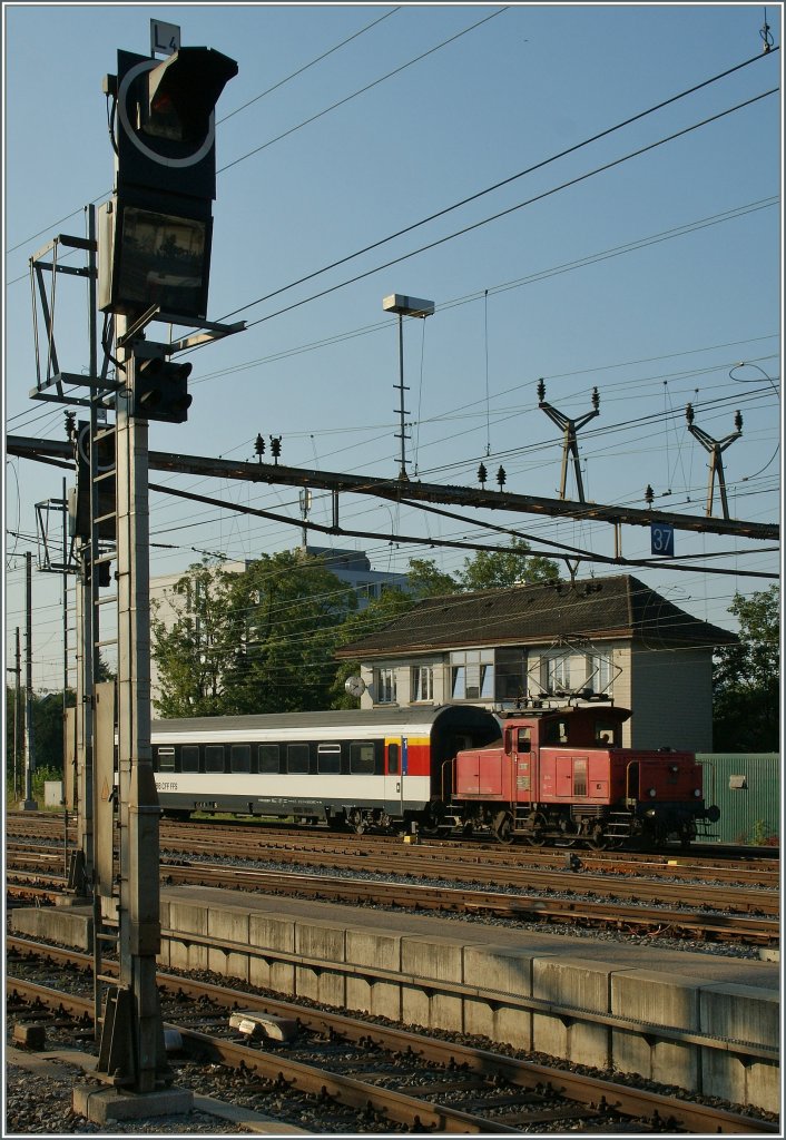 Trotz der neuen Ee 2/2 922 kann man in Biel/Bienne noch immer die Ee 3/3 bei der Arbeit beobachten.
22. Juli 2013