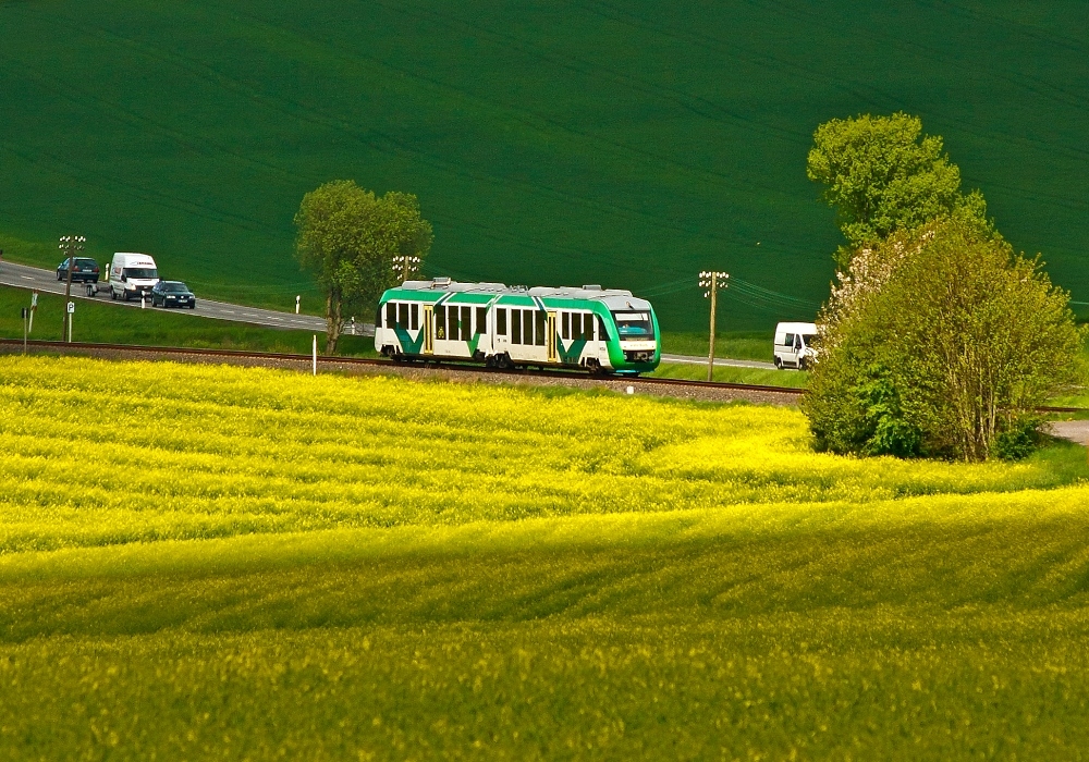 Un so w�re der Zuschnitt von Olli.....Wieder eine ganz andere Wirkung:
Der VT 268 der vectus (ein Alstom Coradia LINT 41) f�hrt am 10.05.2013 �ber den Oberwesterwald (KBS 461), hier kurz vor Hachenburg.
Er f�hrt als RB 28 die Strecke Au/Sieg-Altenkirchen-Hachenburg-Westerburg-Limburg/Lahn.