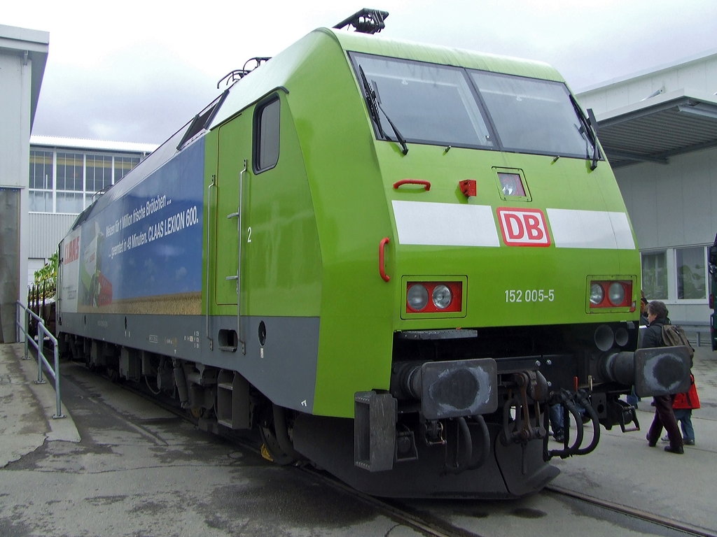 Und nach eine Krauss Maffei Lok, aus meinem Archiv, 55 Jahre sp�ter gebaut...

152 005-5 der DB Schenker Rail, die  CLAAS-Lok  beim Sponsor, am 29.03.2009 beim Tag der offenen T�r des Landmaschinenherstellers Claas in Bad Saulgau. In Bad Saulgau baut CLAAS Futterernte-Maschinen.

Die Lok wurde 1998 bei Krauss Maffei (heute Siemens) unter der Fabriknummer 20132 gebaut.
