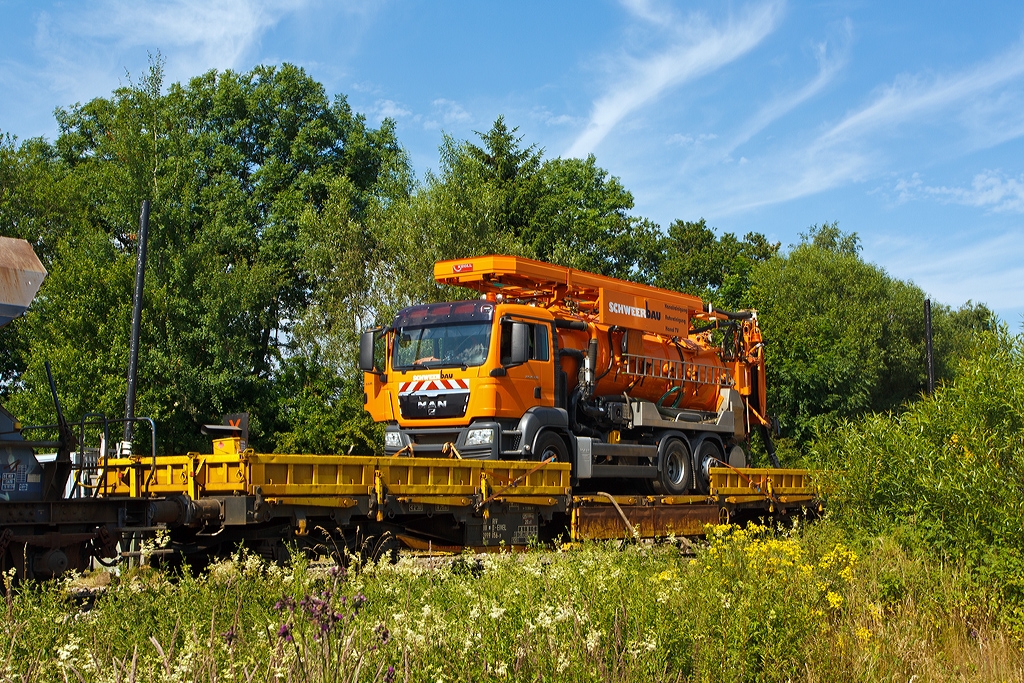 Ungew�hnlich....

Ein Kanalsp�lwagen der Schweerbau verladen auf einem Drehgestellflachwagen mit vier Rads�tzen (Niederbordwagen) der Gattung Res (37 80 3999 056-9 D-EIVEL), hier am 17.07.2013 in W�rgendorf, beim B� km 105,2 der KBS 462 (Hellertalbahn).

Der Grund war, unter dem Gleisbett gibt es Regenwasserablaufrohre die im Zuge der Bauarbeiten an der Strecke zu sp�len waren.