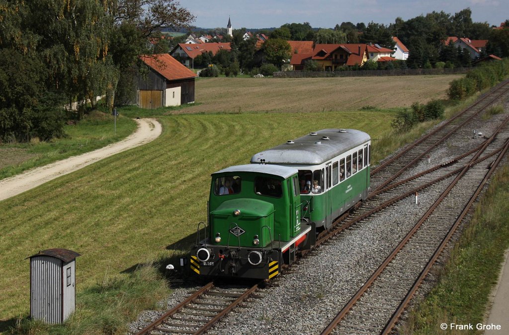 V1 + VB 11 der Laabertalbahn als P3804 Eggm�hl- Langquaid, KBS 12930 Lokalbahn Eggm�hl - Schierling - Langquaid, fotografiert bei Schierling am 19.09.2010 --> 
Diese eingleisige Nebenbahn mit einer L�nge von 10,3 km geh�rt heute als Betriebsteil zur RSE Rhein-Sieg-Eisenbahn GmbH. Die RSE hat die Strecke im Jahr 2000 von der DB Netz �bernommen. Es besteht G�terverkehr f�r BayWa und es gibt auch ein Anschlu�gleis der Bundeswehr(im Bild vorn rechts zu sehen), welches unzug�nglich in einem abgesperrten Waldst�ck  verschwindet . Personenverkehr besteht sporadisch zu bestimmten Anl�ssen, wie z.B. Volksfeste. 
