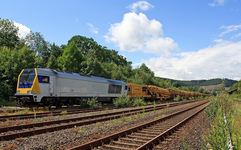 Voith Maxima 30 CC, Fabriknummer L06-30001, Bauart: C'C'-dh, Baujahr 2008, (NVR-Nummer: 92 80 1263 001-0 D-VTLT) mit Materialf�rder- und Siloeinheiten MFS 100, etc. der Schweerbau wartet am 18.07.2011 in Herdorf auf freie Fahrtsignal. In meiner Mittagpause hatte ich das Gl�ck. Endlich ist mal wieder was auf der Hellertalstrecke los.