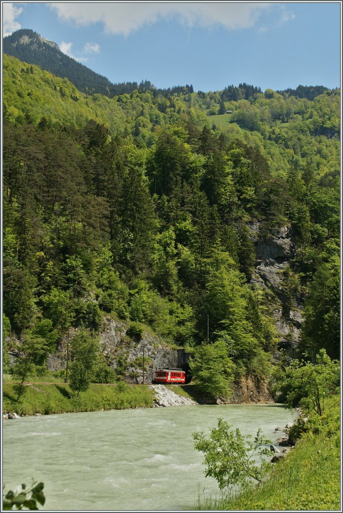 Vor gut einem halben Jahr habe ich Armin im guten Glauben vom (Foto)-Besuch der MIB in der Aareschlucht abgeraten, da diese wie auf dem Bild zu sehen, die Schlucht im Tunnel  umgeht ...
Aareschlucht (West), den 5. Juni 2013