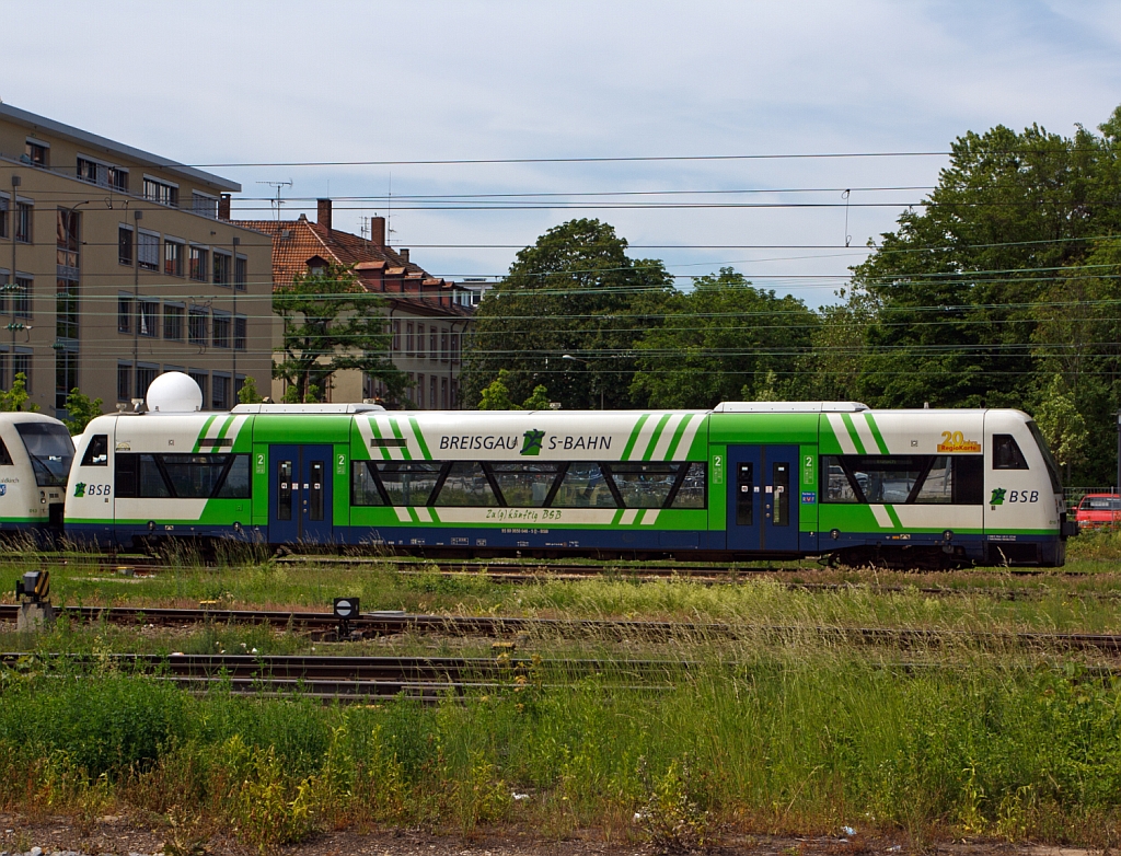 VT 019 (650 046-5) ein Stadler Regio-Shuttle RS1 der Freiburg-S-Bahn GmbH (BSB), eine Tochtergesellschaft (je 50%) der Freiburger Verkehrs AG (VAG) und der S�dwestdeutschen Verkehrs-Aktiengesellschaft (SWEG), f�hrt am 25.05.2012 in den Hbf Freioburg (Breisgau) ein. 

Der Triebwagen wurde 2002 von Stadler unter der Fabriknummer 37162 gebaut.