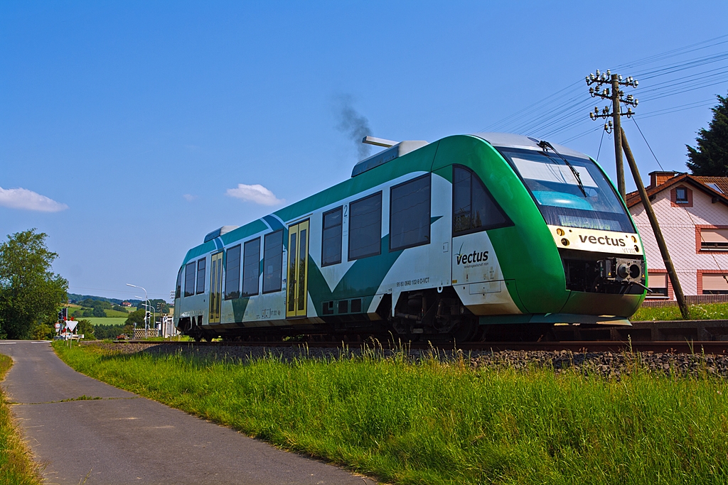 VT 202 (95 80  0640  102-9 D-VCT) der vectus Verkehrsgesellschaft mbH (ein Alstom Coradia LINT 27) f�hrt am 09.07.2013 vom Haltepunkt Enspel (Ww) weiter in Richtung Westerburg.
Er f�hrt als RB 28 (Umlauf 2574) die Verbindung Altenkirchen - Westerburg auf der KBS 461 (Oberwesterwaldbahn).
Der LINT 27 wurde 2004 bei Alstom unter der Fabriknummer 1187-002 gebaut.