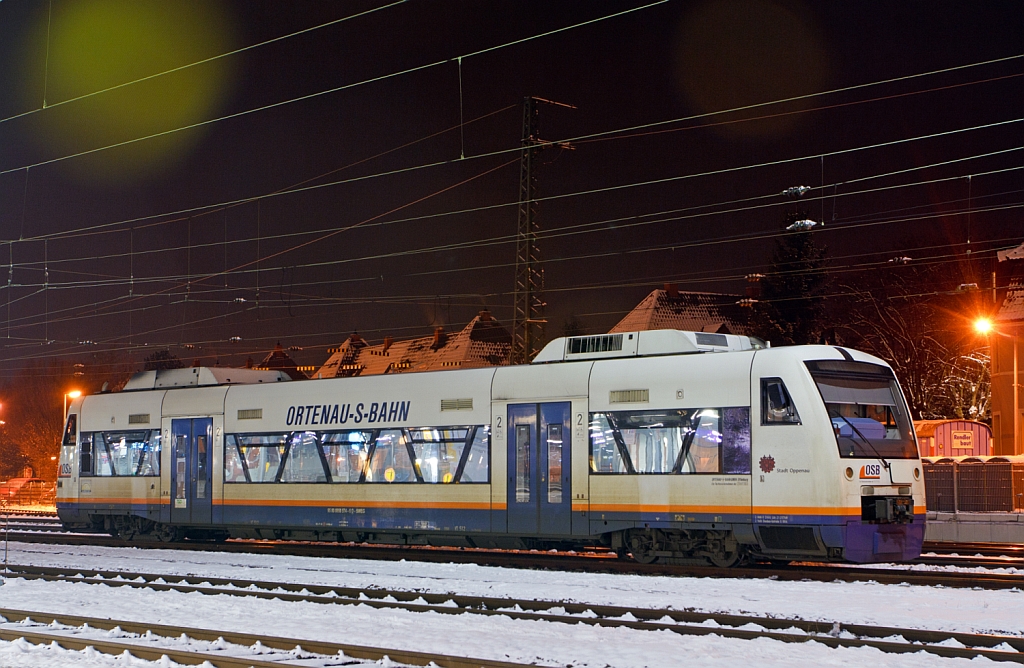 VT 512 „Stadt Oppenau“ (650 574-6) ein Stadler Regio-Shuttle RS1 der Ortenau-S-Bahn GmbH (OSB) eine 100-prozentige Tochtergesellschaft der S�dwestdeutschen Verkehrs-Aktiengesellschaft (SWEG), abgestellt am Abend des 08.12.2012 in Offenburg.

Der Triebwagen wurde 1998 bei ADtranz (heute Stadler Rail) unter der Fabrik-Nr. 36617 gebaut, er hat Fahrzeugregister-Nummer 95 80 0650 574-5 D-SWEG und ist Eigentum der FBBW (Fahrzeugbereitstellung Baden-W�rttemberg GmbH).
Techn. Daten: 
Der Antrieb erfolgt �ber 2 MAN Dieselmotor mit je 257 KW (350 PS) Leitung hydromechanisch �ber 2 Voith-Diwabus Getriebe U 864, die H�chstgeschwindigkeit betr�gt 120 km/h.
Die Achsanordnung ist B'B', Stadler bezeichnet sie jedoch mit Bx'By' und m�chte damit deutlich machen, dass jeder der beiden vorhandenen Motoren beim RS1 ein Drehgestell antreibt. Es gibt damit keine Gelenkwelle zwischen den beiden Drehgestellen. 
Die L�nge �ber Kupplung (automatische Mittelpufferkupplung) betr�gt 25.000 mm, er hat ein Eigengewicht von 43 t.

Der Regioshuttle ist ein vom Unternehmen Adtranz (ABB Daimler Benz Transportation) entwickelter und gebauter Dieseltriebwagen neuer Generation. Durch die �bernahme der Adtranz-Sparte durch Bombardier darf diese den Regioshuttle aus kartellrechtlichen Gr�nden seit 2001 nicht mehr fertigen, somit wurde die Rechte und Produktion an Stadler Rail abgegeben.