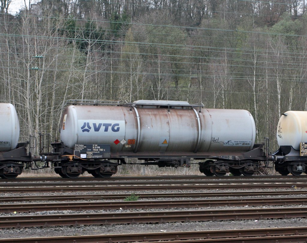VTG Kesselwagen Zacns 7846 780-0 in einem Zug am 31.03.2012 in Betzdorf. 
Die Gefahtguttafel zeigt an: 
Oben 336 = leicht entz�ndbarer fl�ssiger Stoff, giftig / 
Unten 1184 = Ethylendichlorid