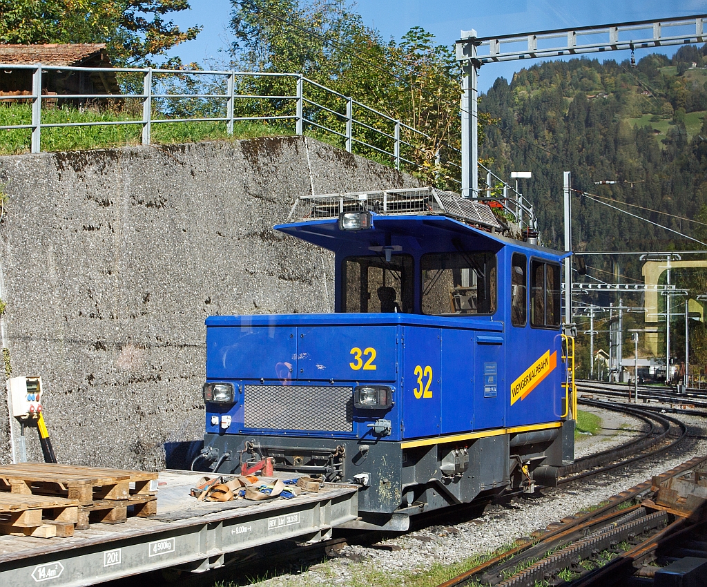 WAB Lok-Nr. 32 eine He 2/2 abgestell beim Bahnhof Lauterbrunnen am 02.10.2011. Die Lok wurde 1995 von Stadler,SLM und ABB gebaut, sie hat eine H�chstgeschwindigkeit von 22 km/h, L.�.P. 5,75 m, Leergewicht 16 t und eine Leistung von 460 kW. Aufnahme aus fahrenden Zug der WAB.