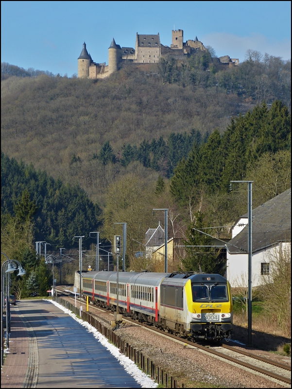 W�hrend in Michelau die Schneereste in der Sonne dahinschmelzen, braust die 3004 mit dem IR 115 Liers - Luxembourg am Haken ohne Halt daran vorbei. 18.02.2013 (Jeanny)
